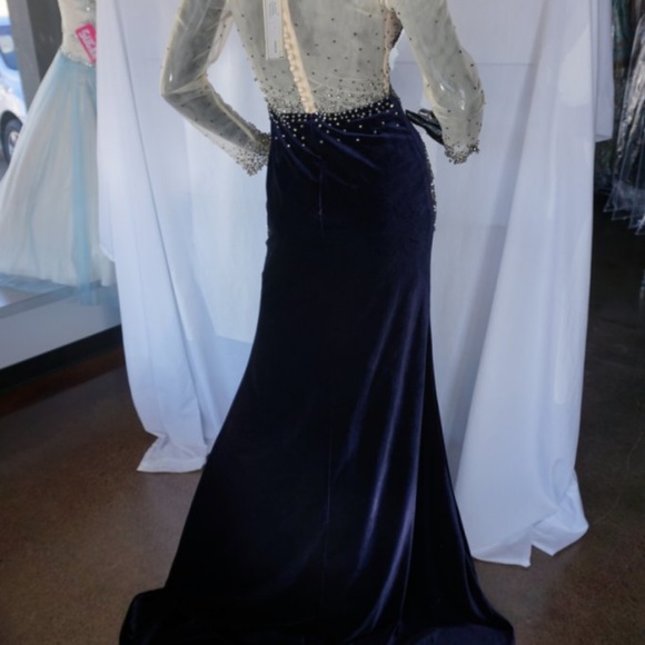 522 Azzure Couture, Beaded and Velvet Long sleeve - Picture 6 of 8
